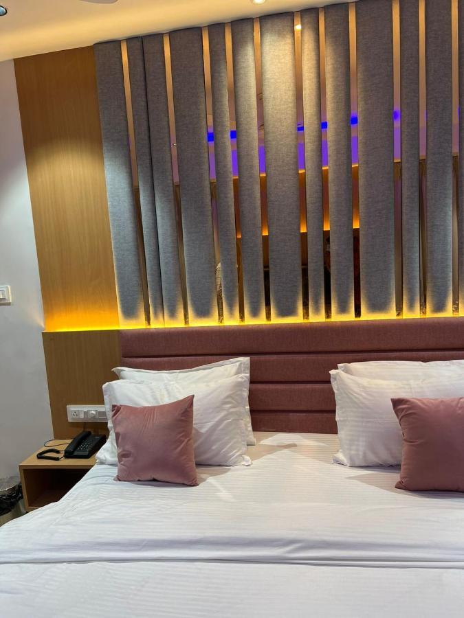 Hotel Cozzy Palace Surat Exterior photo